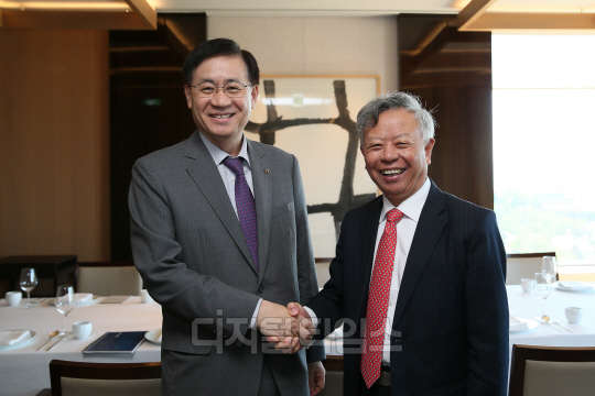 홍기택 KDB산업은행 회장(왼쪽)이 9일 서울 신라호텔에서 진리췬 아시아인프라투자은행(AIIB) 초대 총재 지명자와 오찬 면담을 갖고 기념촬영하고 있다.